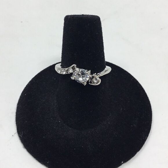 Round Cubic Ziconia with Heart Fashion Ring (H15) - Picture 1 of 5